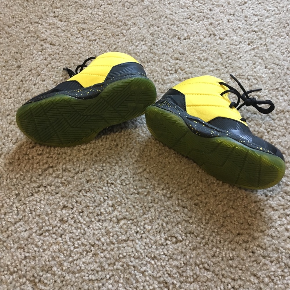 “Under Armor” Fall shoes for boys - Picture 2 of 5